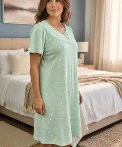 Batola mujer ojaletes manga corta tela acanalada verde Paulinas