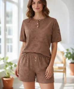 Conjunto short mujer perilla botones tela ojalillo cafe Paulinas