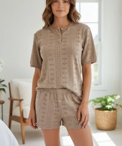 Conjunto short mujer perilla botones tela ojalillo cafe claro Paulinas