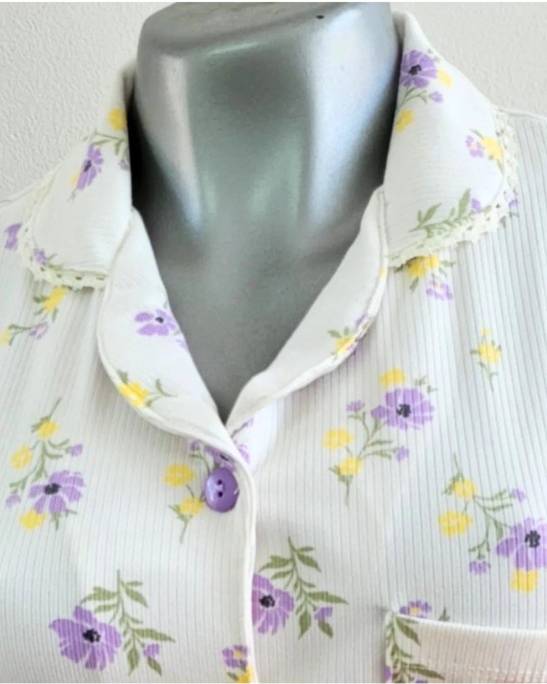 Detalle del cuello y tela de una pijama clasica de botones marca Paulina's
