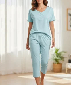 Pijama capri para mujer color azul con botones decorativos | Paulina's