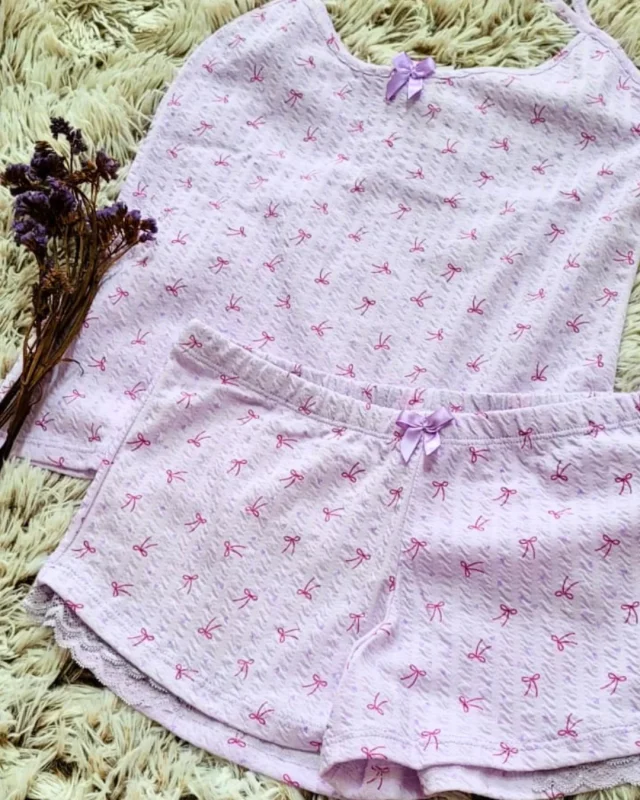 Detalle de la tela acanalada, suave y de excelente calidad de una pijama Paulina's