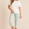 Modelo mujer con pijama pantalón capri de pijama estampado en oferta
