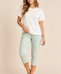 Modelo mujer con pijama pantalón capri de pijama estampado en oferta