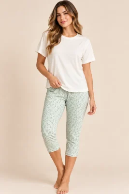 Modelo mujer con pijama pantalón capri de pijama estampado en oferta