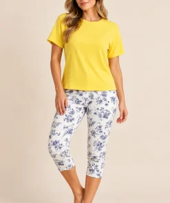 Modelo mujer con pijama pantalón capri de pijama estampado flores azules en oferta