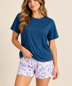 Modelo mujer con pijama de short estampado y blusa azul oscuro en oferta de Paulina’s.